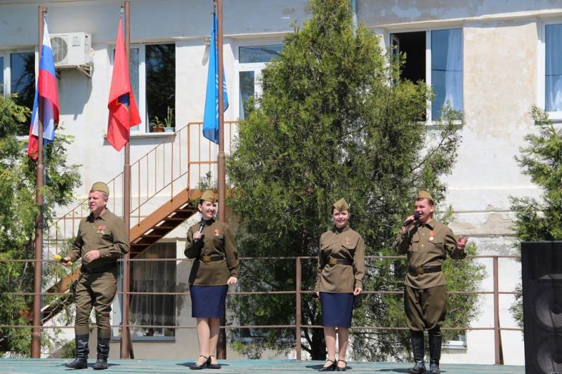 torzhestvennaya_chastj_prohozhdenie_lichnogo_sostava_garnizona_koncert_09_05_2016_73_web_73